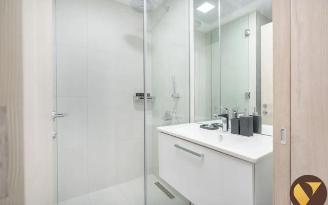 5 Mins Circle mal & 12 Mins Emirates Mal