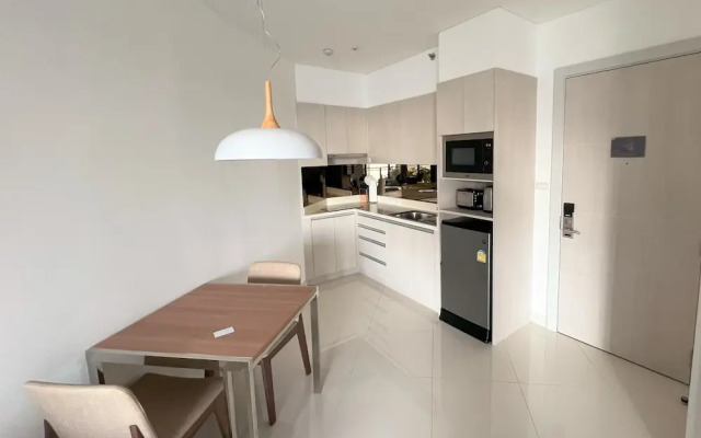 Modern apartment at Cassia by Lofty