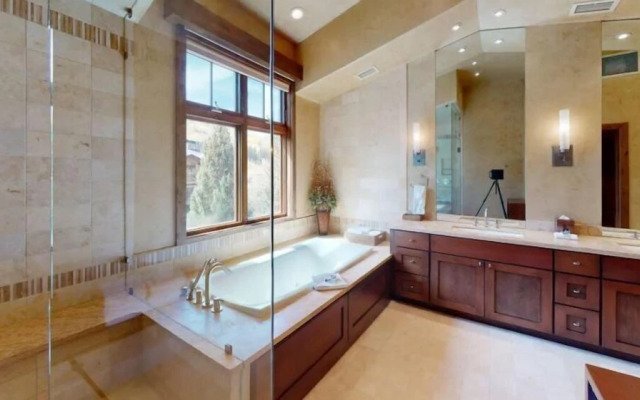 Luxury 3 Bedroom Penthouse at Golden Peak