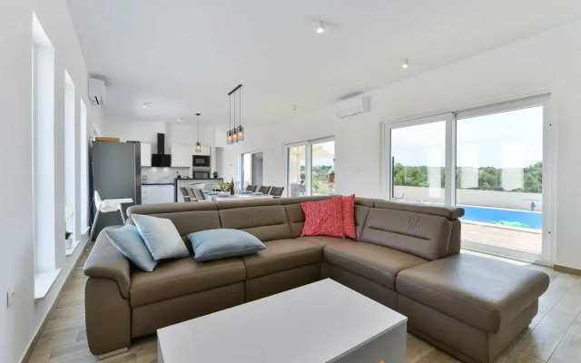 Modern & spacious villa with pool AE1445