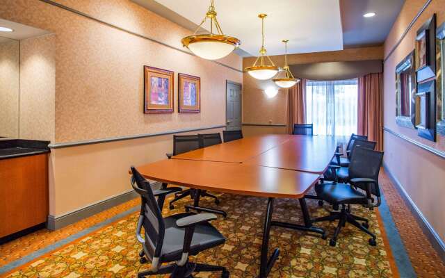 La Quinta Inn & Suites by Wyndham Islip - MacArthur Airport