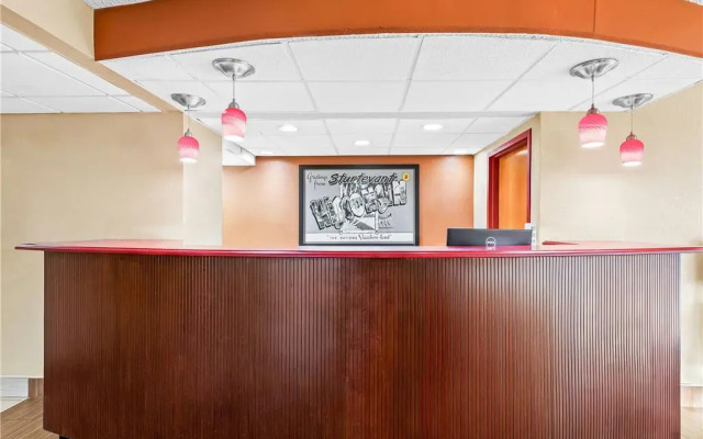 Super 8 by Wyndham Sturtevant/Racine