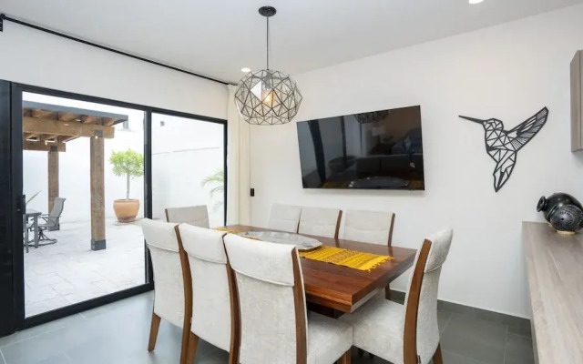 4BR Oasis with Pool & Gym at Nueva Escondida