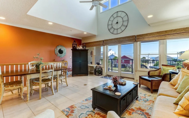 Pet Friendly Condo with Private Parking and Elevator by RedAwning