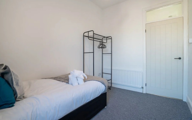 Cozy 3 Bed Apartment - Parking