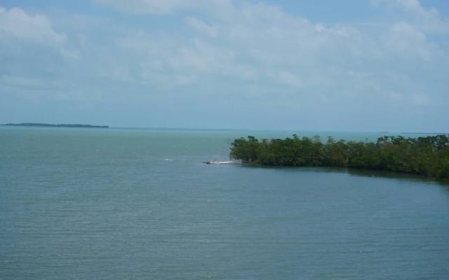 Sea Belize Relaxing Studio w Sea View Pool & Overwater Deck Near Airport, 1st FL