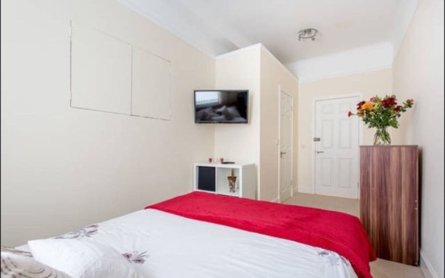 16 Maybury House
