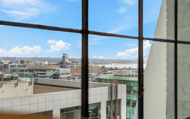 Spacious 2Br In Cbd Pool Gym Parking