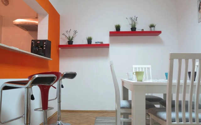 Traveler's Hostel & Apartments