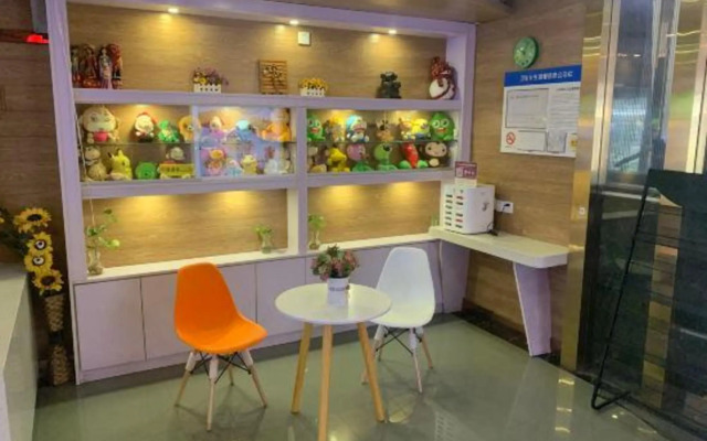 Orangewood Hotel (Shanghai Pengpu Xincun Subway Station)