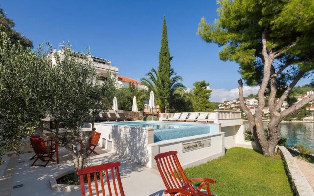 Sea Front - With Pool - H