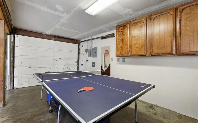 Hall Court Manor - Hot Tub, Pet Friendly, Pool Table!