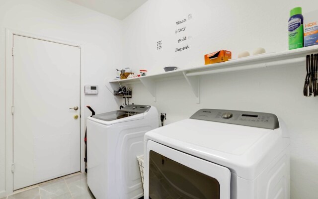 Pool, Fire Pit & Grill: Goodyear Home!