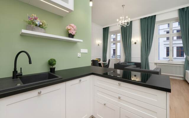 Green Apartment Piotrkowska by Renters