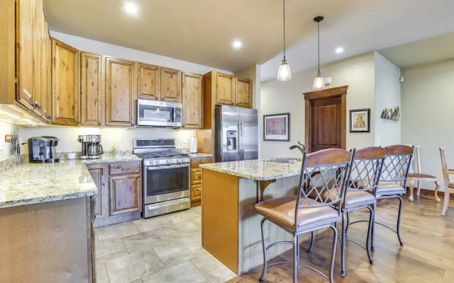 Ski Shuttle & Community Perks: Keystone Townhome