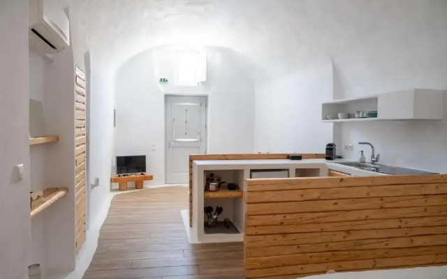 Karpimo & Fertimo Suites Santorini
