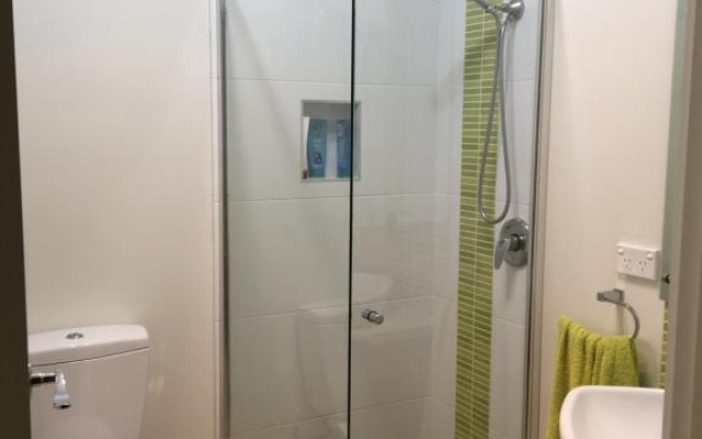 Grand Escape McKenzie - solar heated Pool, WiFi, Netflix, 5 bdrm, 4bthrm – Bathroom – Cowes
