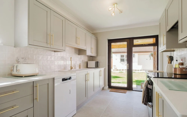 Beautiful 4 BD Home near Woodstock
