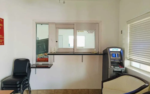 Deluxe Inn & Suites