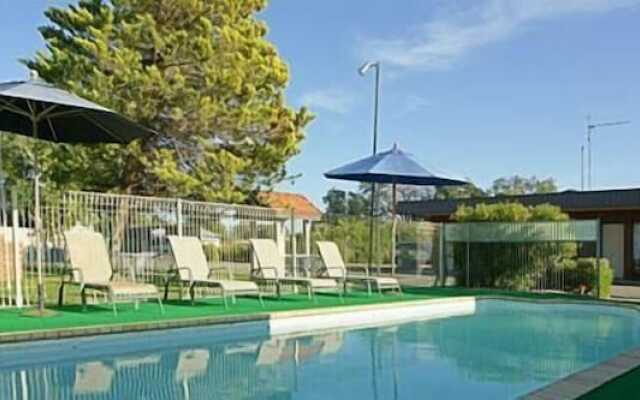 Nicholas Royal Motel
