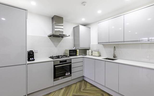 Spacious and Beautiful Apartment In Hanwell