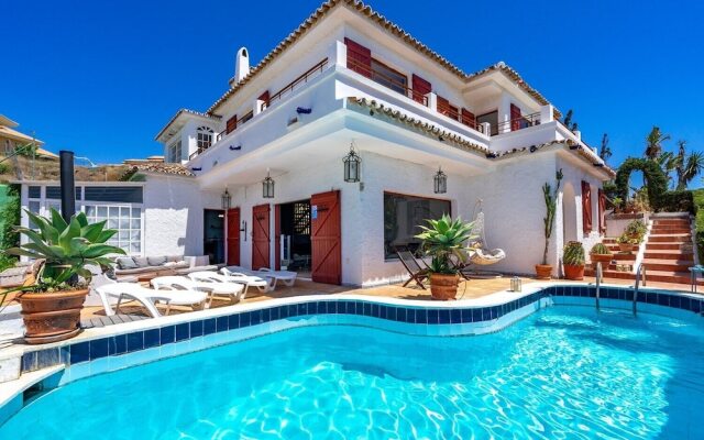 Outstanding beachfront villa Fuengirola