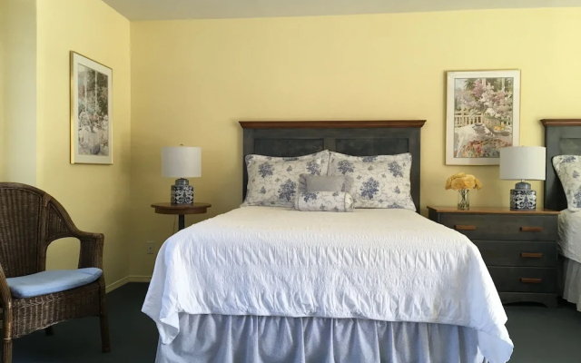 Lakeside Country Inn