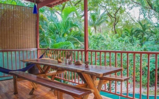 Burnt Toast Surf Camp - Hostel