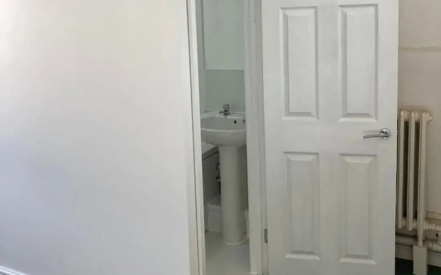 Newport 1-Bed Apt, Sleeps 2 near Train Station