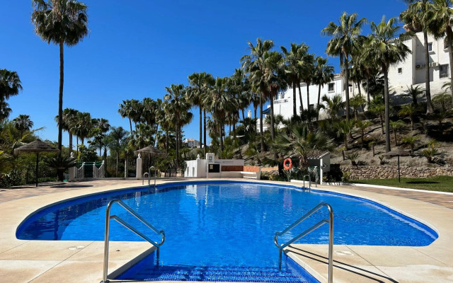 Casa con terraza y hermoso jardín comunal