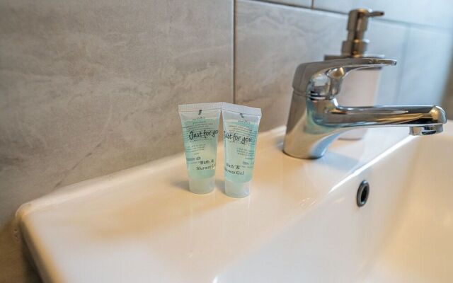 Staines Studio Apartment - Heathrow