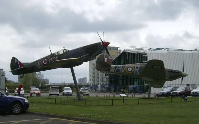 LUXURY Apartment Next to London RAF Museum