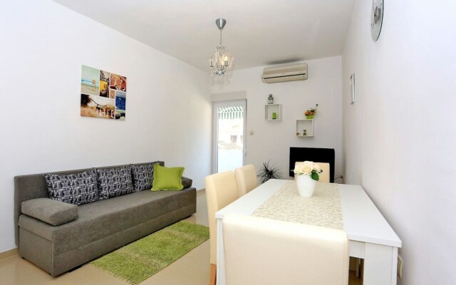 Spacious Apartment By The Beach