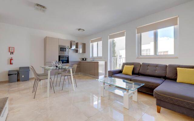 Deluxe Apartment Steps to St George's Bay