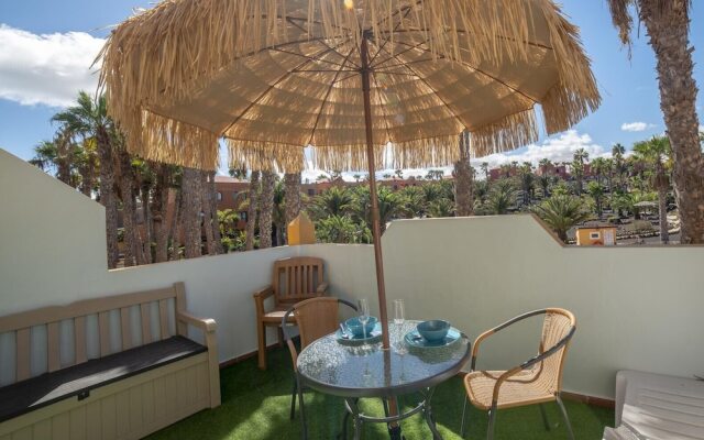 Oasis Royal 12 pool view apartment