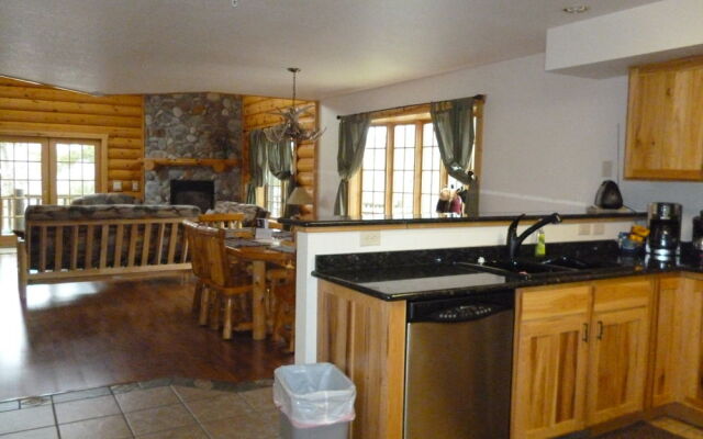 Log Gables - Lake Front