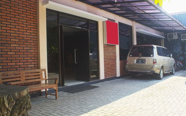 RedDoorz Plus near Stadion Mandala Krida