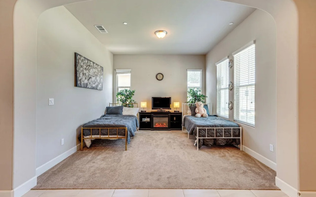 Beautiful Bakersfield Home ~ 8 Mi to Downtown!