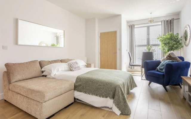 Queens Lodge 1-bed Apartment in Redhill