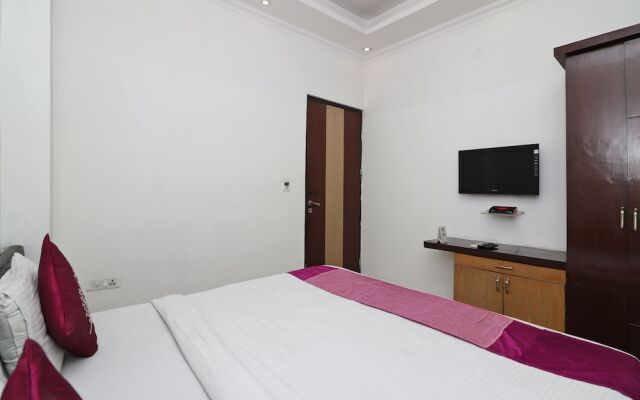 OYO 8349 Hotel Crown Palace