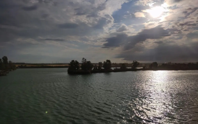 Romantic Lakeside Retreat - Nature, Sport, Near Bp