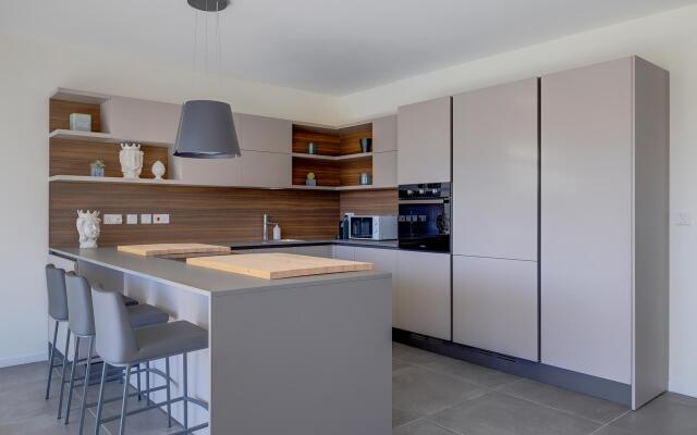 Stunning 3BR Apartment With Marina Views