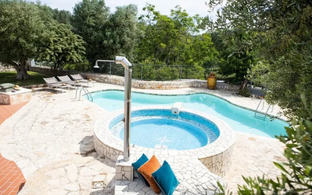 Trullo Degli Ulivi con Piscina e Idromassaggio