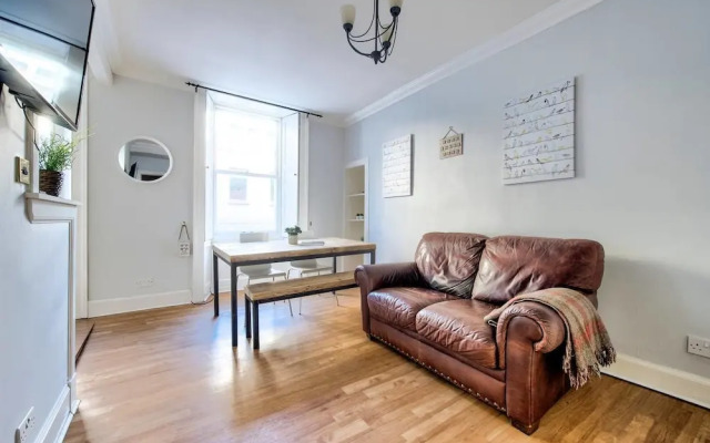 Perfect Location! - Charming Rose St Apart for 4