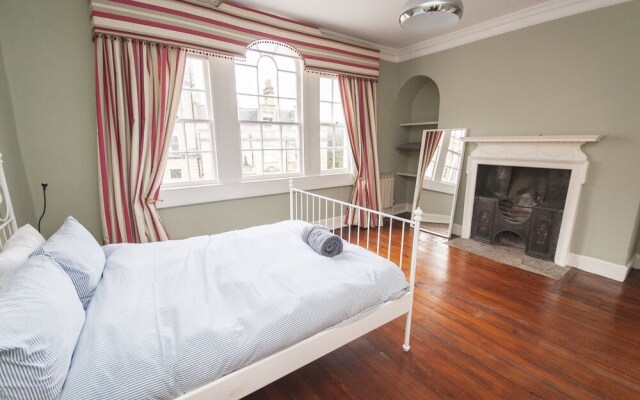 Spacious 5 Bed Ideally Located in the Heart of Historic Bath City Cent