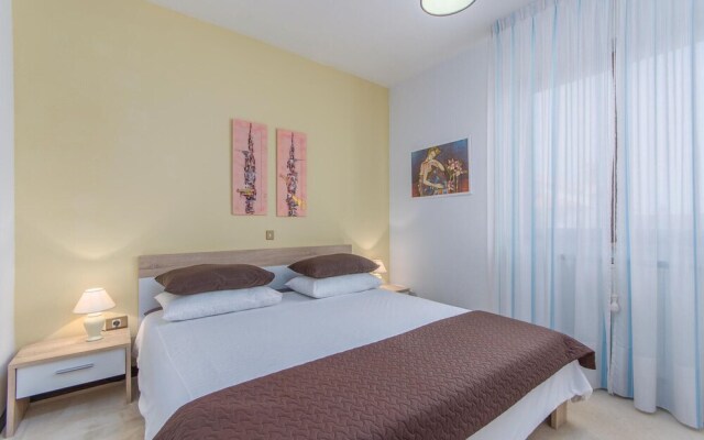 Awesome Home in Umag With 4 Bedrooms, Jacuzzi and Wifi