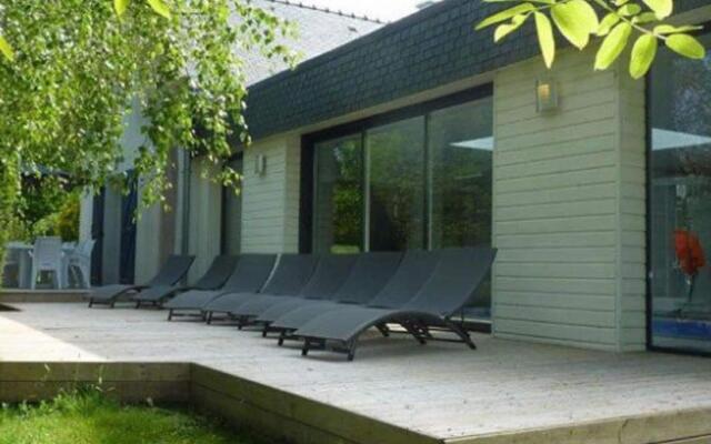 Pleasant holiday home in Clohars-Carnoët with garden