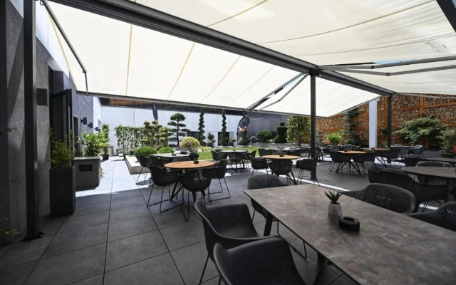 Aniroc Signature Hotel