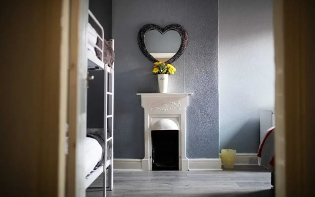 Tulip House Sasco Apartments