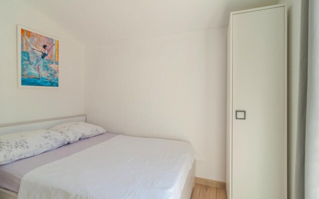 Awesome Home in Praznica With 2 Bedrooms, Jacuzzi and Wifi